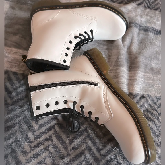 NEW DOC MARTEN Unisex White Leather Zip Boots 6M 7W - Picture 5 of 6